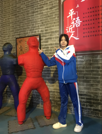 I was selected as an outstanding student leader in my school in China and visited Cai Lifu in Yamen, Jiangmen, Guangdong. There were many bronze statues inside. I pointed at him and took a photo.