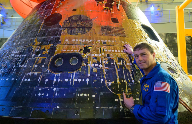 Reid Wiseman pointing at the Orion capsule ( NASA)